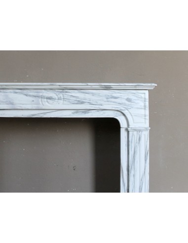 Antique “Parisienne” fireplace mantel carved in white veined marble. This fire surround comes from Paris, 19th century.