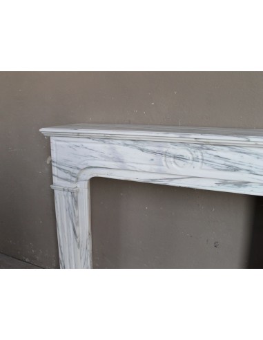 Antique “Parisienne” fireplace mantel carved in white veined marble. This fire surround comes from Paris, 19th century.