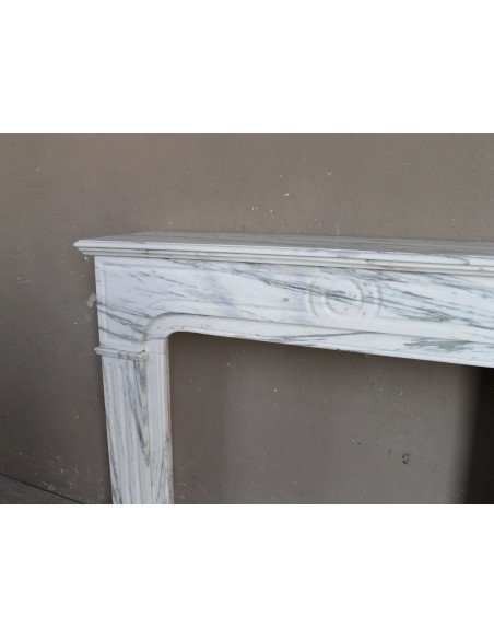 Antique “Parisienne” fireplace mantel carved in white veined marble. This fire surround comes from Paris, 19th century.