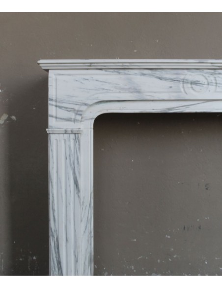 Antique “Parisienne” fireplace mantel carved in white veined marble. This fire surround comes from Paris, 19th century.