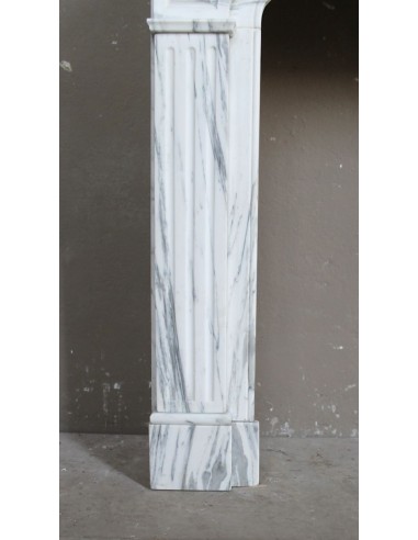 Antique “Parisienne” fireplace mantel carved in white veined marble. This fire surround comes from Paris, 19th century.