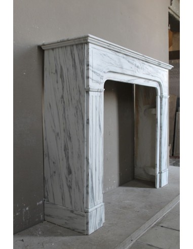 Antique “Parisienne” fireplace mantel carved in white veined marble. This fire surround comes from Paris, 19th century.