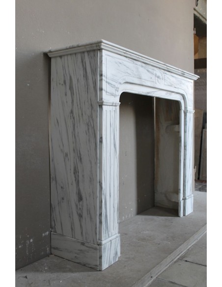 Antique “Parisienne” fireplace mantel carved in white veined marble. This fire surround comes from Paris, 19th century.