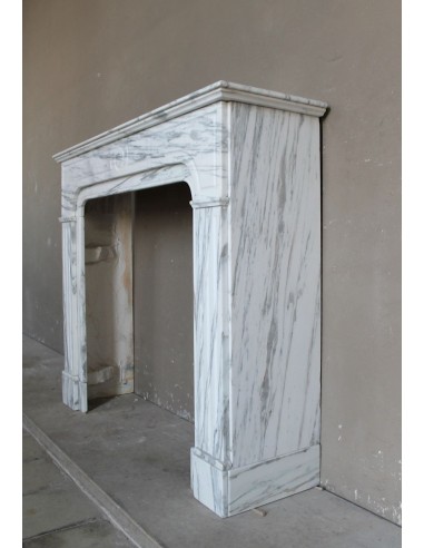 Antique “Parisienne” fireplace mantel carved in white veined marble. This fire surround comes from Paris, 19th century.
