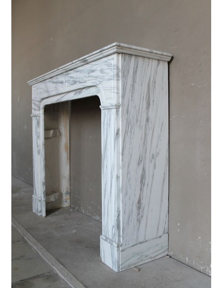 Antique “Parisienne” fireplace mantel carved in white veined marble. This fire surround comes from Paris, 19th century.