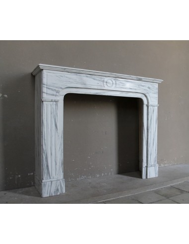 Antique “Parisienne” fireplace mantel carved in white veined marble. This fire surround comes from Paris, 19th century.