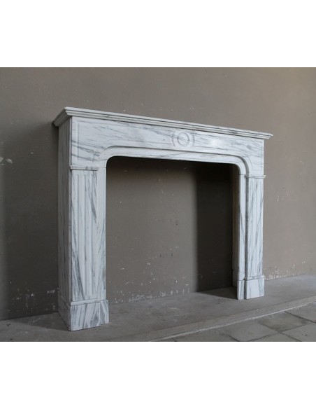 Antique “Parisienne” fireplace mantel carved in white veined marble. This fire surround comes from Paris, 19th century.