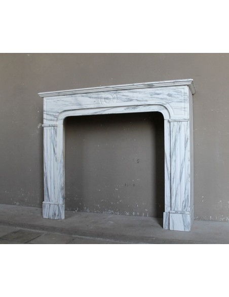 Antique “Parisienne” fireplace mantel carved in white veined marble. This fire surround comes from Paris, 19th century.