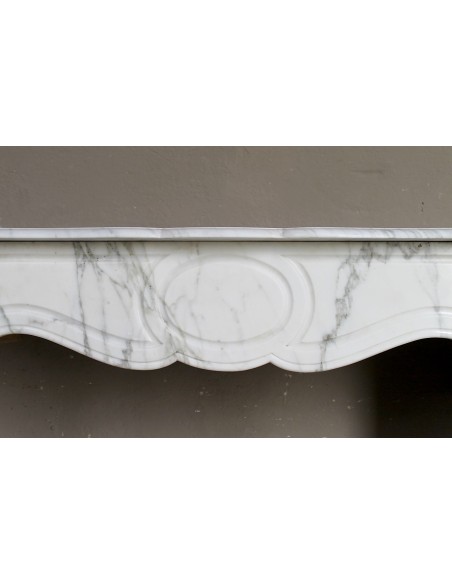 Antique "Pompadour Plat" fireplace mantel in Arabescato marble. This is an iconic mantel in a super-elegant marble.