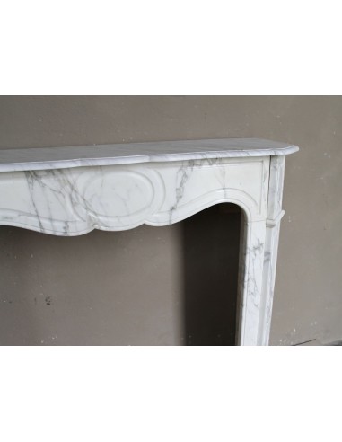 Antique "Pompadour Plat" fireplace mantel in Arabescato marble. This is an iconic mantel in a super-elegant marble.