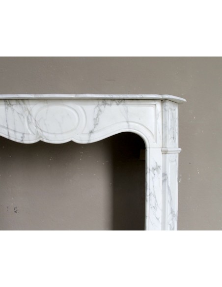 Antique "Pompadour Plat" fireplace mantel in Arabescato marble. This is an iconic mantel in a super-elegant marble.