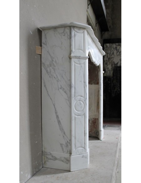 Antique "Pompadour Plat" fireplace mantel in Arabescato marble. This is an iconic mantel in a super-elegant marble.