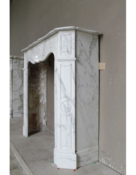 Antique "Pompadour Plat" fireplace mantel in Arabescato marble. This is an iconic mantel in a super-elegant marble.