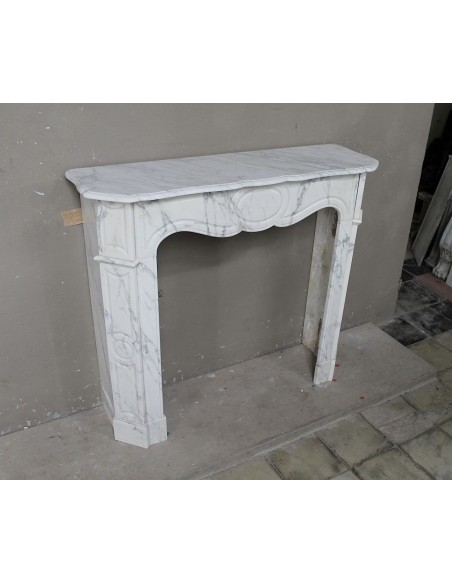 Antique "Pompadour Plat" fireplace mantel in Arabescato marble. This is an iconic mantel in a super-elegant marble.