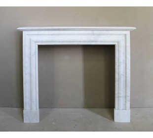 Antique "Boudin Carré" fireplace mantel with elegant and refined lines, in a beautiful quality of White Carrara marble.