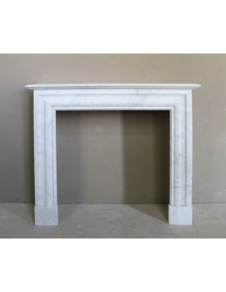 Antique "Boudin Carré" fireplace mantel with elegant and refined lines, in a beautiful quality of White Carrara marble.