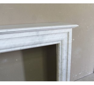 Antique "Boudin Carré" fireplace mantel with elegant and refined lines, in a beautiful quality of White Carrara marble. 2