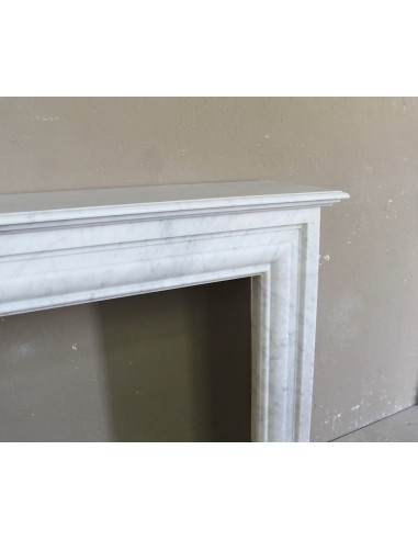 Antique "Boudin Carré" fireplace mantel with elegant and refined lines, in a beautiful quality of White Carrara marble.