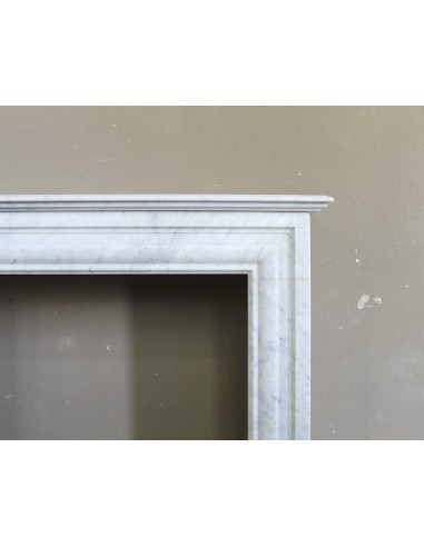 Antique "Boudin Carré" fireplace mantel with elegant and refined lines, in a beautiful quality of White Carrara marble.