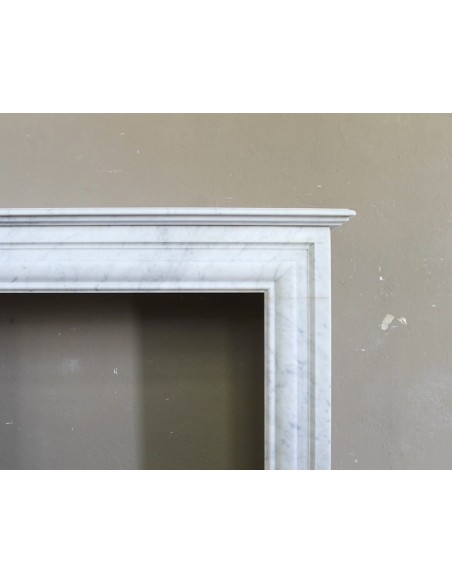 Antique "Boudin Carré" fireplace mantel with elegant and refined lines, in a beautiful quality of White Carrara marble.