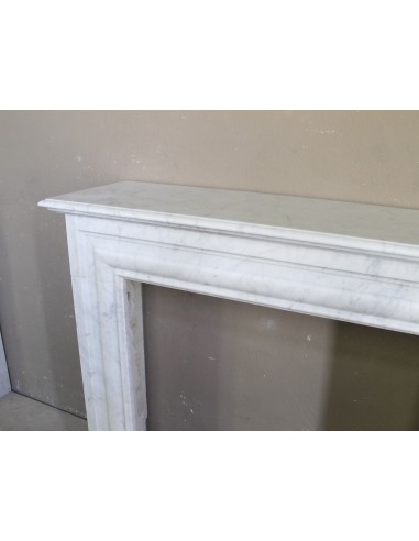 Antique "Boudin Carré" fireplace mantel with elegant and refined lines, in a beautiful quality of White Carrara marble.