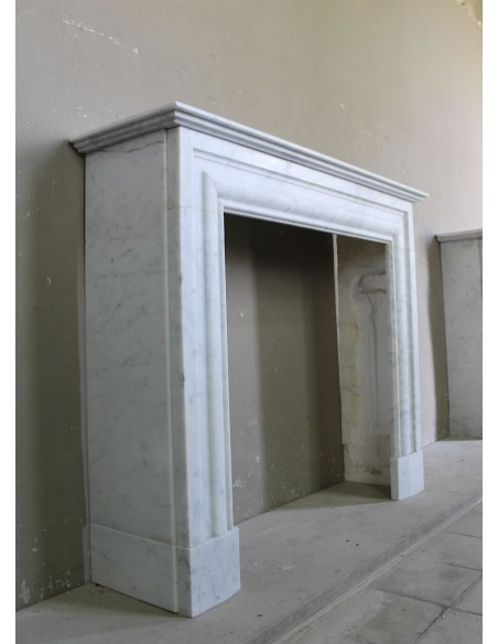 Antique "Boudin Carré" fireplace mantel with elegant and refined lines, in a beautiful quality of White Carrara marble.