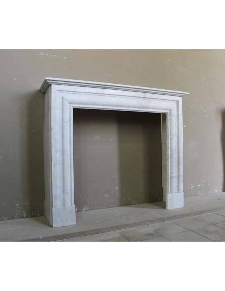 Antique "Boudin Carré" fireplace mantel with elegant and refined lines, in a beautiful quality of White Carrara marble.