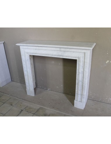 Antique "Boudin Carré" fireplace mantel with elegant and refined lines, in a beautiful quality of White Carrara marble.