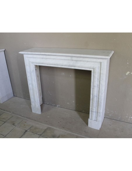 Antique "Boudin Carré" fireplace mantel with elegant and refined lines, in a beautiful quality of White Carrara marble.
