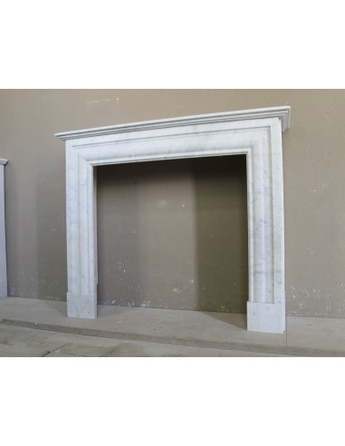 Antique "Boudin Carré" fireplace mantel with elegant and refined lines, in a beautiful quality of White Carrara marble.