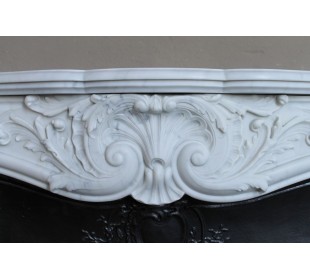 Antique Louis XV "Rosaces" fireplace mantel carved in top-quality White Carrara marble, extremely pure and refined. 2