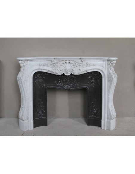 Antique Baroque white marble fire surround with exquisitely refined floral carvings, with its original cast iron insert.