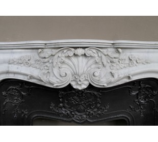 Antique Baroque white marble fire surround with exquisitely refined floral carvings, with its original cast iron insert. 2