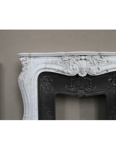 Antique Baroque white marble fire surround with exquisitely refined floral carvings, with its original cast iron insert.