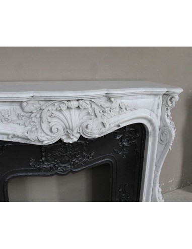 Antique Baroque white marble fire surround with exquisitely refined floral carvings, with its original cast iron insert.