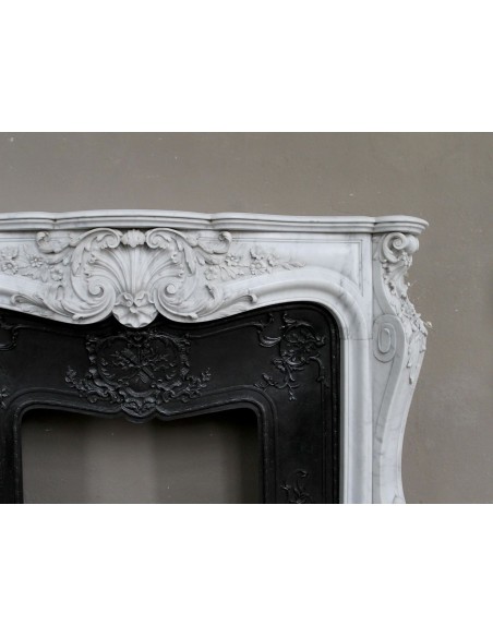 Antique Baroque white marble fire surround with exquisitely refined floral carvings, with its original cast iron insert.