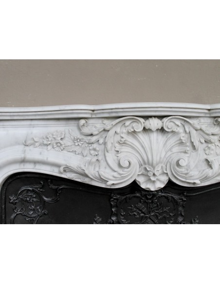 Antique Baroque white marble fire surround with exquisitely refined floral carvings, with its original cast iron insert.