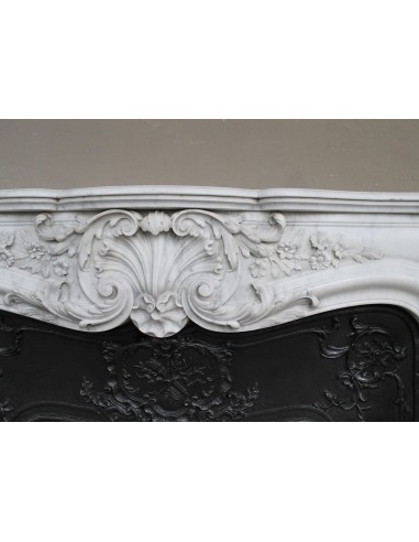 Antique Baroque white marble fire surround with exquisitely refined floral carvings, with its original cast iron insert.