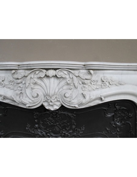 Antique Baroque white marble fire surround with exquisitely refined floral carvings, with its original cast iron insert.