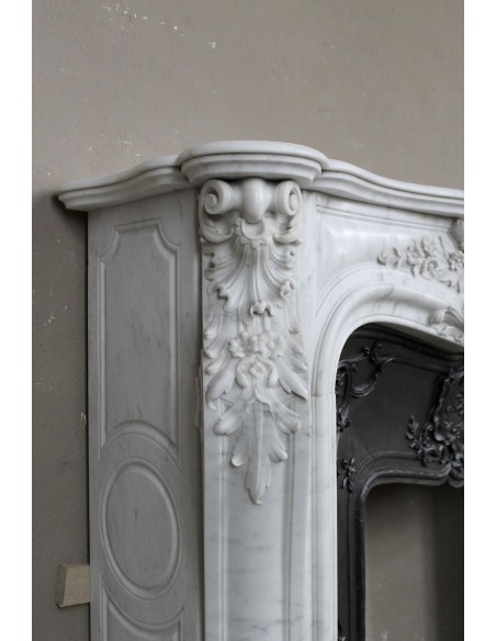 Antique Baroque white marble fire surround with exquisitely refined floral carvings, with its original cast iron insert.