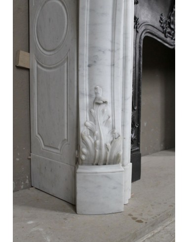 Antique Baroque white marble fire surround with exquisitely refined floral carvings, with its original cast iron insert.