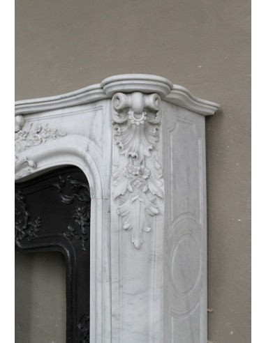 Antique Baroque white marble fire surround with exquisitely refined floral carvings, with its original cast iron insert.