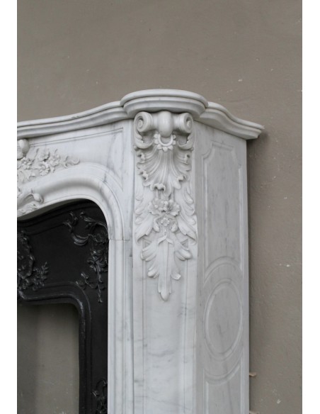 Antique Baroque white marble fire surround with exquisitely refined floral carvings, with its original cast iron insert.