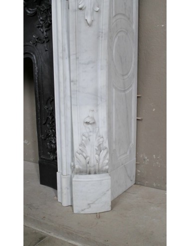 Antique Baroque white marble fire surround with exquisitely refined floral carvings, with its original cast iron insert.