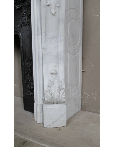 Antique Baroque white marble fire surround with exquisitely refined floral carvings, with its original cast iron insert.