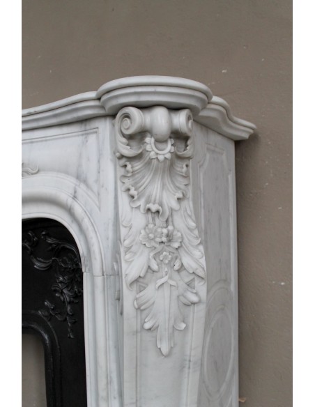 Antique Baroque white marble fire surround with exquisitely refined floral carvings, with its original cast iron insert.