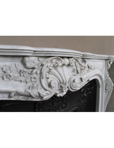 Antique Baroque white marble fire surround with exquisitely refined floral carvings, with its original cast iron insert.