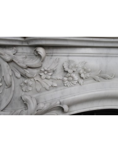 Antique Baroque white marble fire surround with exquisitely refined floral carvings, with its original cast iron insert.