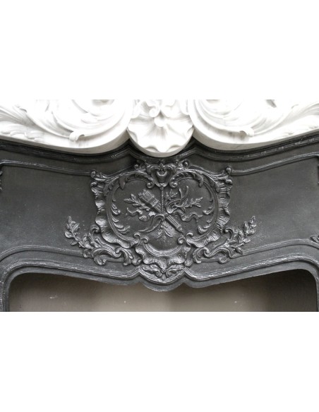 Antique Baroque white marble fire surround with exquisitely refined floral carvings, with its original cast iron insert.