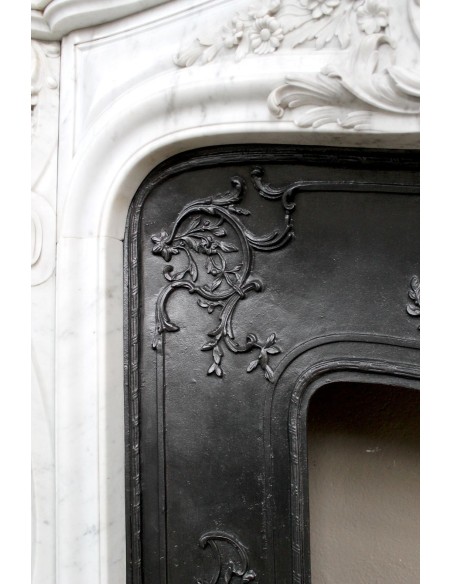 Antique Baroque white marble fire surround with exquisitely refined floral carvings, with its original cast iron insert.